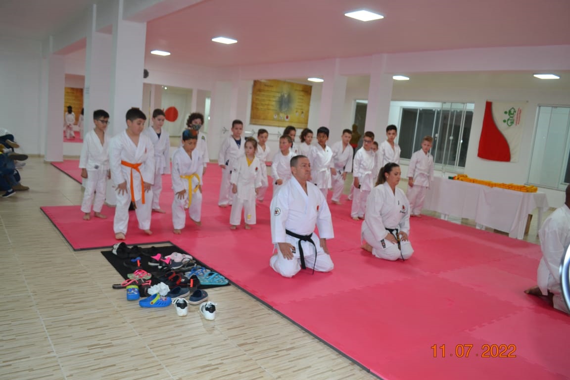 Karatecas recebem suas faixas amarelas Karatecas recebem suas faixas amarelas